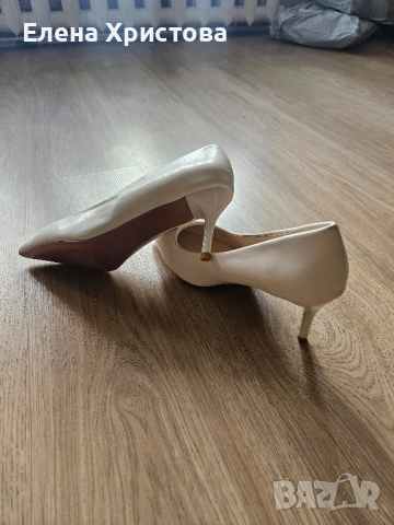 Бели затворени обувки, снимка 2 - Дамски обувки на ток - 51482704