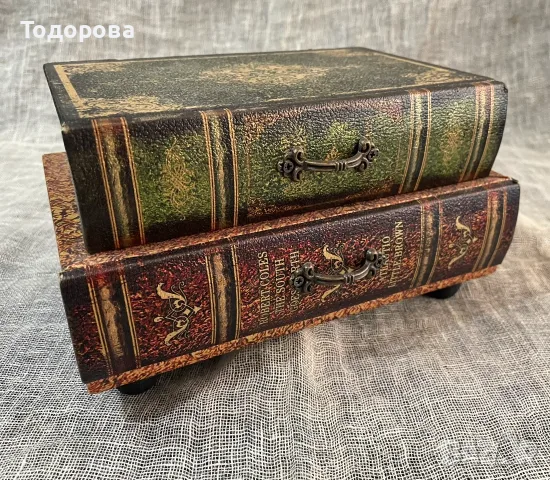 Кутия за бижута с форма на старинни книги