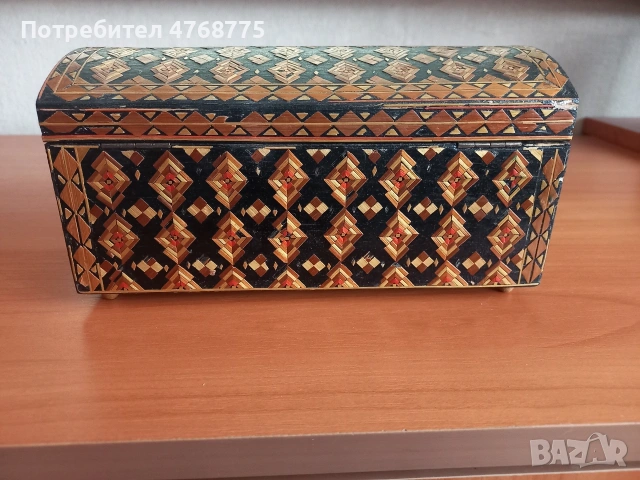 стара дървена кутия за бижута 