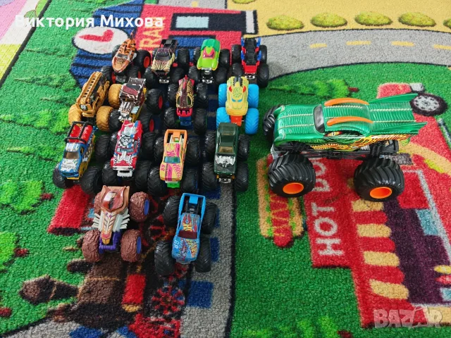 Hot Wheels джипове, снимка 2 - Коли, камиони, мотори, писти - 56449585