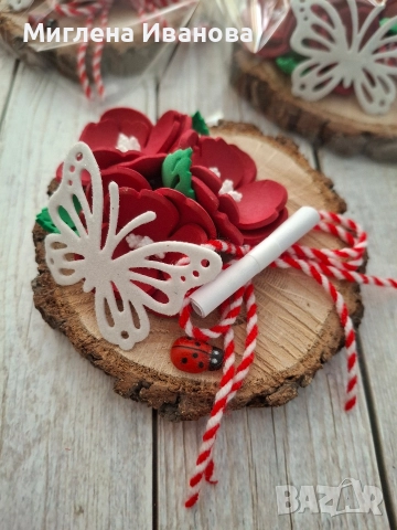 Мартеници на дървени шайбички/кошнички, снимка 2 - Ръчно изработени сувенири - 34237664