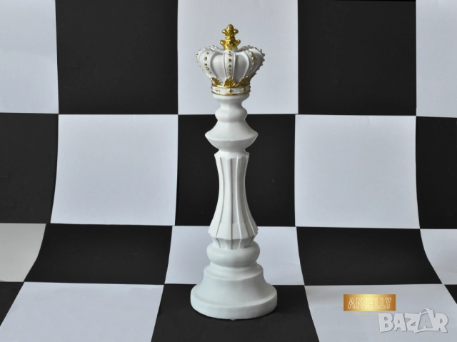 Шахматна Фигура Цар / Бяла Статуетка Изработена от Смола / Цвят Бял Мат и Златни Акценти 39 x 12 см., снимка 2 - Статуетки - 52395512