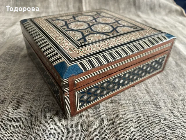 Кутия за бижута с изящна финна интарзия от екзотична дървесина и седеф