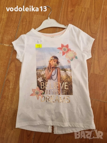 нова бяла тениска с момиче