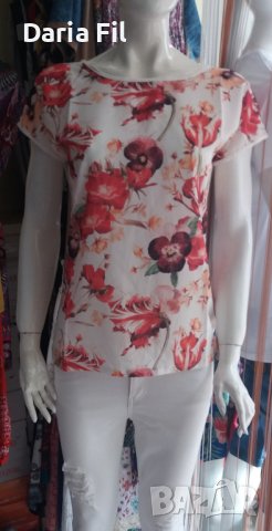 Бяла блуза на червени цветя