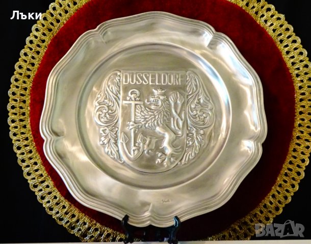 Чиния за стена,пано от калай с Лъв,котва,герб. 