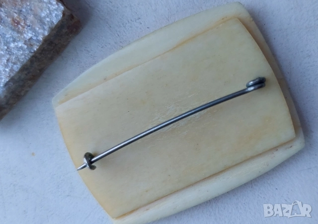 Брошка от слонова кост, снимка 2 - Колиета, медальони, синджири - 51777779