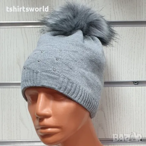 Нова зимна дамска шапка с камъчета отпред и с пух/помпон в светлосив цвят, снимка 2 - Шапки - 48210167