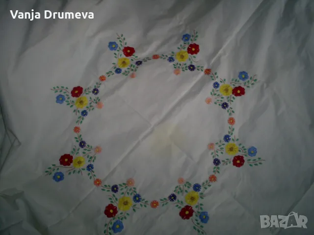 голяма ръчно бродирана покривка от 60-те години, снимка 5 - Покривки за маси - 47661118