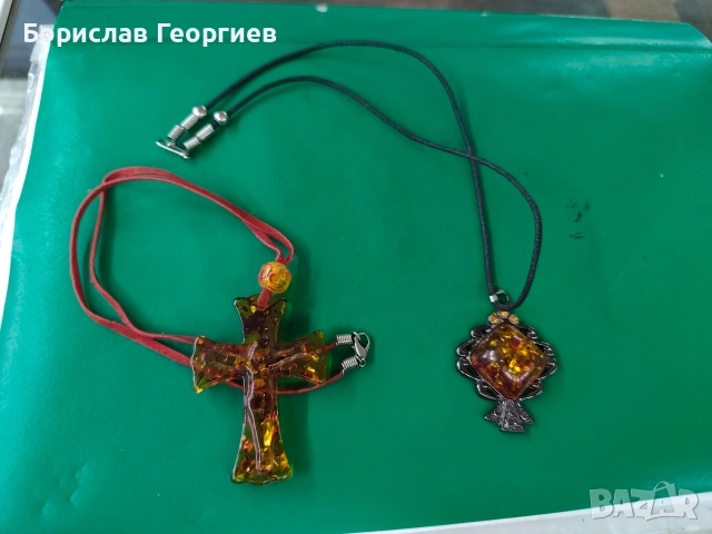 Медальон от кехлибар кръст