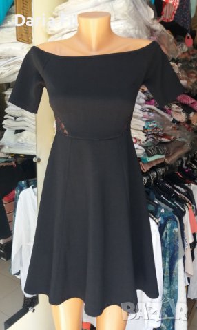 Черна кукленска рокля с отворени рамене, късо ръкавче и дантела в талията. 