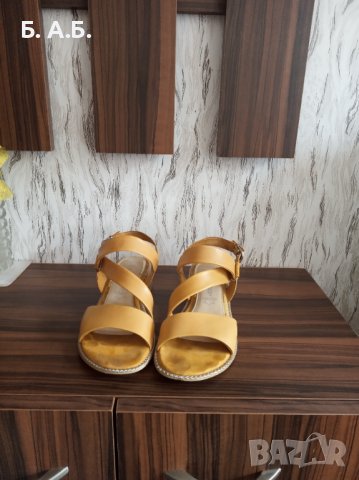 Продавам дамски сандали 