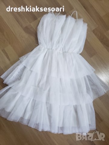 Бяла воалена рокля