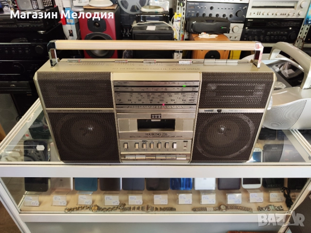 Радиокасетофон ITT Touring 220 В отлично техническо и визуално състояние., снимка 2 - Радиокасетофони, транзистори - 48943530