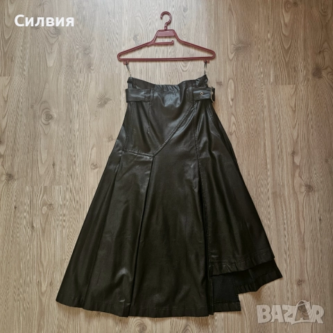 Чисто нова черна дълга лъскава кожена пола с колан, размер "M", снимка 4 - Поли - 52670227
