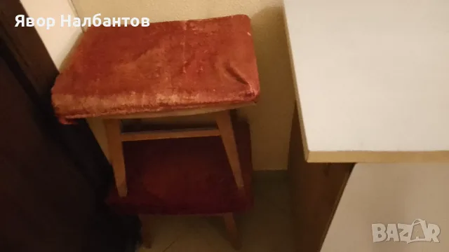 Подарявам две ретро здрави табуретки 