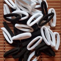Обикновени ластици в черен и бял цвят - 48 броя в пакет, снимка 3 - Аксесоари за коса - 39256493