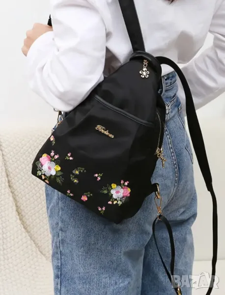 Страхотна дамска раничка, с декорация цветя и множество отделения , снимка 1