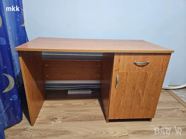 Практично дървено бюро