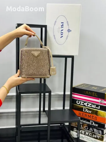 Prad🅰️ дамски чанти Различни цветове , снимка 2 - Чанти - 48944533