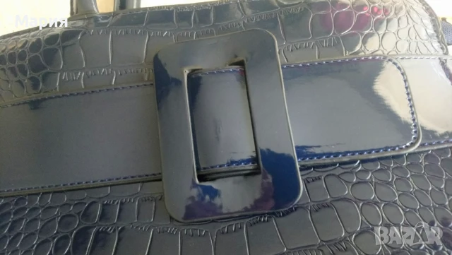 Нова, тъмносиня дамска чанта от лачена еко кожа, снимка 5 - Чанти - 51101140