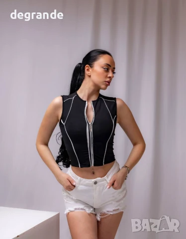 Черен топ и бели къси панталонки