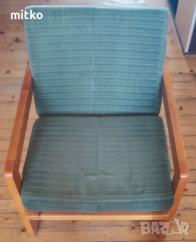 Дървен фотьойл с възглавници