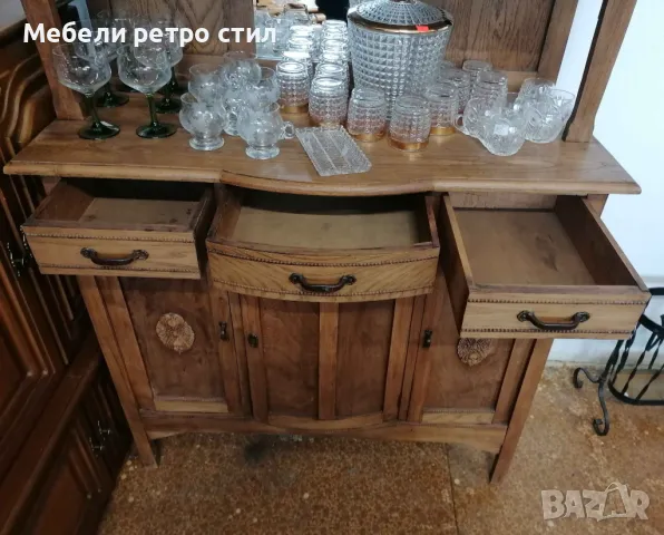 Ретро бюфет с красив старинен витраж. Шкафа е в много добро състояние ., снимка 5 - Шкафове - 49324374