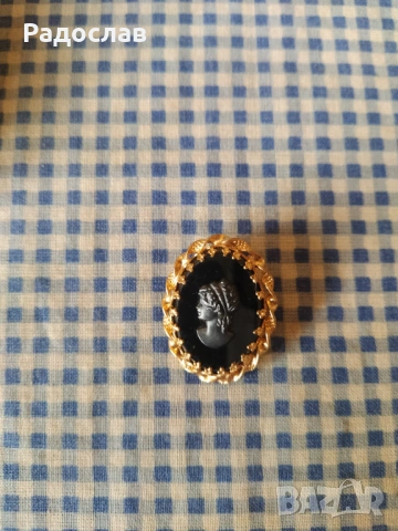 стара брошка Камея