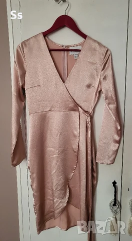 елегантна сатенена рокля 