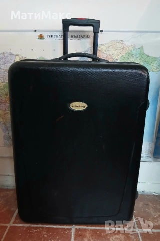 Куфар голям твърд с дръжка на колела