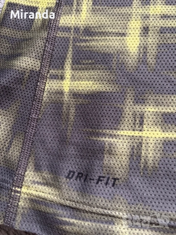 Nike потник с вградено бюстие S, снимка 3 - Спортни екипи - 52193090