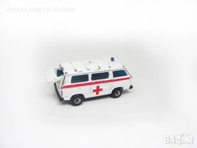 Метална количка Matchbox Volkswagen Transporter 1:62 Линейка, снимка 6 - Колекции - 53059445