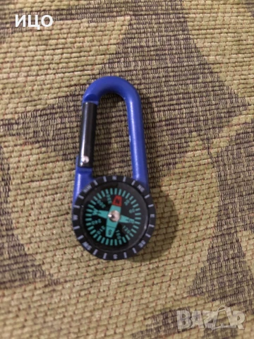 Ключодържател тип карабина с компас