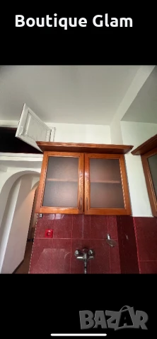Дървен горен шкаф витрина