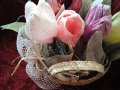 Цветя в красива ръчно плетена кошница 