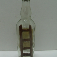 № 7438 стара стъклена бутилка  - с декорация дървена стълбичка  - вместимост 0,5 л, снимка 1 - Други ценни предмети - 44766526