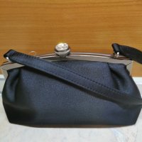Accessorize малка черна  чанта тип кклъч  , снимка 8 - Чанти - 44305293