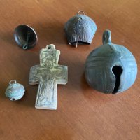 лот етнос и фолклор 3 камбани и един кръст, снимка 1 - Антикварни и старинни предмети - 40850940