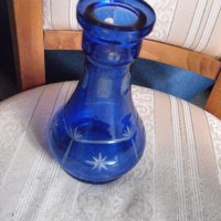 Ваза.  Масивно синьо стъкло, с гравирани орнаменти., снимка 1 - Антикварни и старинни предмети - 39273217