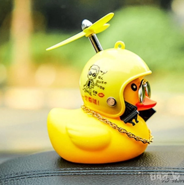 Малко жълто пате декорация за автомобил с каска, снимка 1