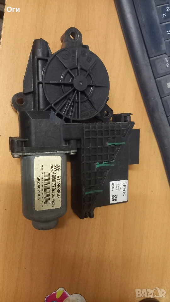 Моторче стъклоповдигач за предна дяста врата от Шкода Фабия 6Y1959802, снимка 1