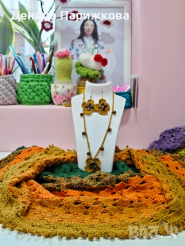 Ръчно плетен триъгълен шал наметка с ресни "Горски полъх", снимка 2 - Шалове - 52771398