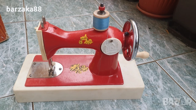 Детска шевна машина с кутия