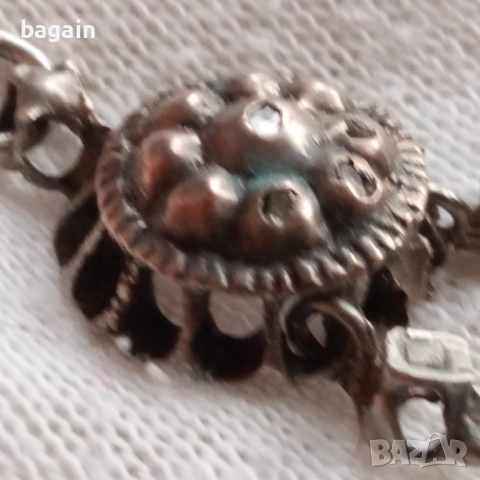 Сребърен медальон с диаманти.