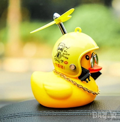 Малко жълто пате декорация за автомобил с каска