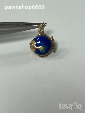 Винтидж златно-син емайлиран  талисман риба 18 карата, снимка 6 - Антикварни и старинни предмети - 48477740