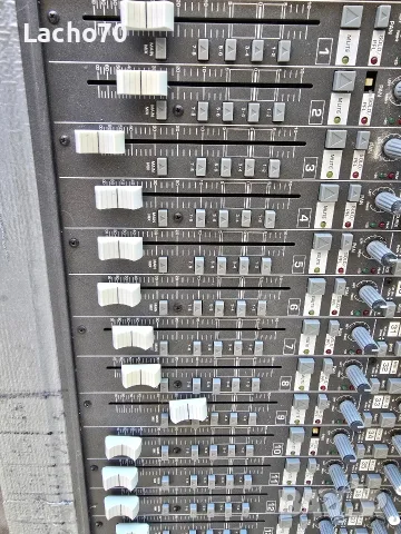 Огромен пулт Behringer, снимка 2 - Ресийвъри, усилватели, смесителни пултове - 56021200