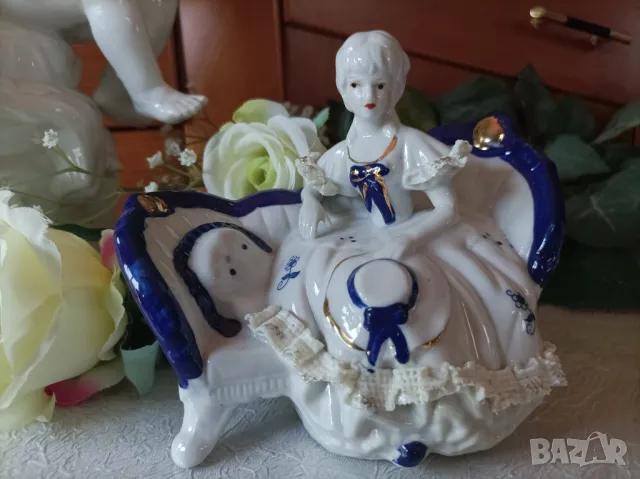  Нежна  Порцеланова статуетка  в синьо бели цветове., снимка 5 - Статуетки - 49030649