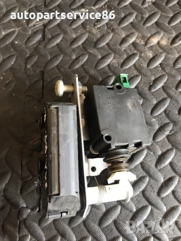 Долен десен заключващ механизъм на багажник за Land Rover Discovery IV (2011) 51247016050, снимка 2 - Части - 54338239